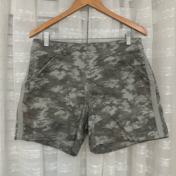 SPANX STRETCH TWILL SHORTS - Picture 2 of 4